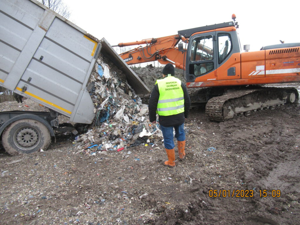 Inspektorzy WIOŚ w Warszawie na gorącym uczynku ujawnili nielegalne postępowanie z odpadami.